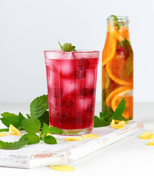 letni orzeźwiający napój z jagód żurawiny i kawałki o - Zdjęcie, obraz