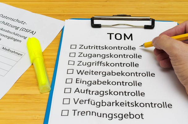 Lemez, amelynek felirata Tom Technisch organisatorische Manahmen (angolul) technikailag szervezeti intézkedések egy tabletta és blokk jelzi a jellegzetes tevékenységét az adatvédelmi tisztviselők - Fotó, kép