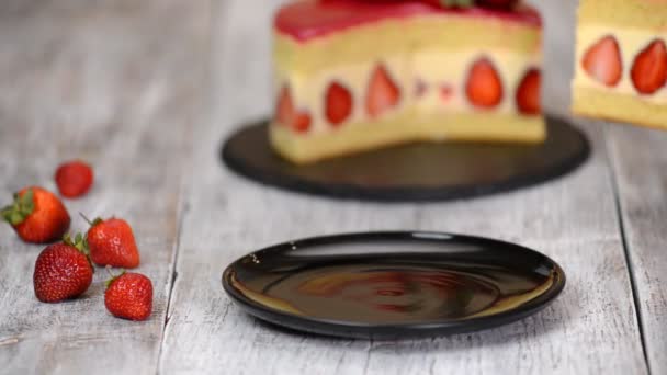 Jahodový dort Fraisier. Kousek jahodového koláče v bílém plechu na dřevěném stole - Záběry, video