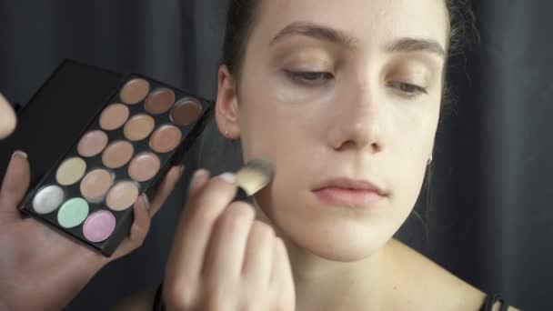 Video de visagista aplicando maquillaje de cimientos
 - Metraje, vídeo