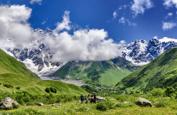 Georgia, Svaneti, Trek Ushgulista Shkharan jäätikölle. Kaunis näkymä laaksoon, monivärinen, Luonto ja matkailu
. - Valokuva, kuva