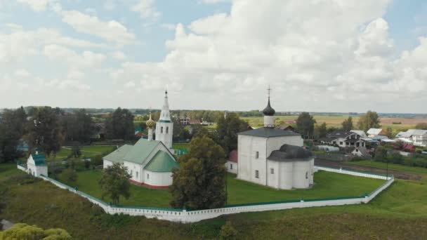 Falusi táj-három különböző templom községben-Suzdal, Oroszország - Felvétel, videó