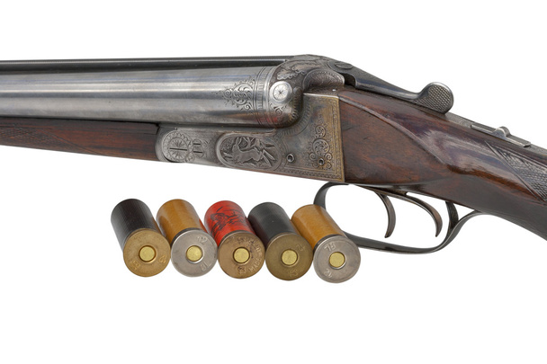 twee trigger oude shotgun geïsoleerd met cartridges - Foto, afbeelding