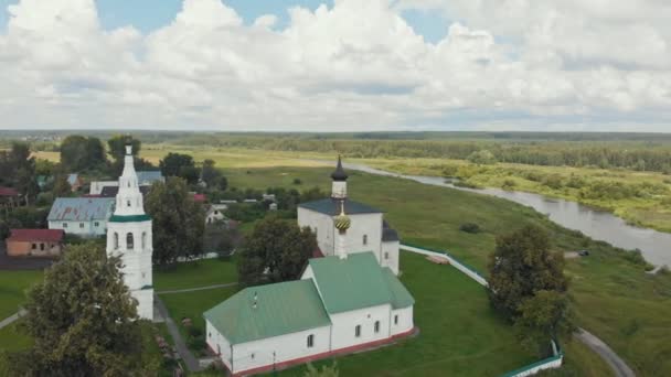 Falusi táj-három különböző templom a faluban és a folyón a háttérben-Suzdal, Oroszország - Felvétel, videó