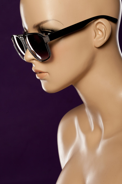 Mannequin wearing fashion sunglasses - Foto, afbeelding