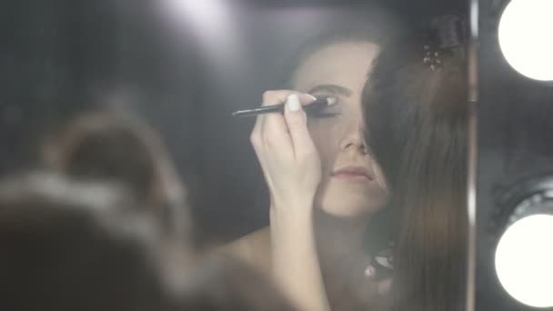 Video of woman applying eyeshadows - Πλάνα, βίντεο