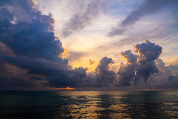Auringonnousu. Auringonnousu Dominikaanisen tasavallan rannoilla
. - Valokuva, kuva
