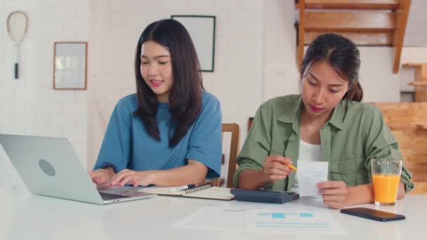 Biznes Asian lesbijki LGBTQ kobiety para zrobić konto w dom, młody Asia dziewczyna za pomocą Kalkulator rekord budżetu, podatek, dokument finansowy na laptopa pracy w koncepcji kuchni. - Materiał filmowy, wideo