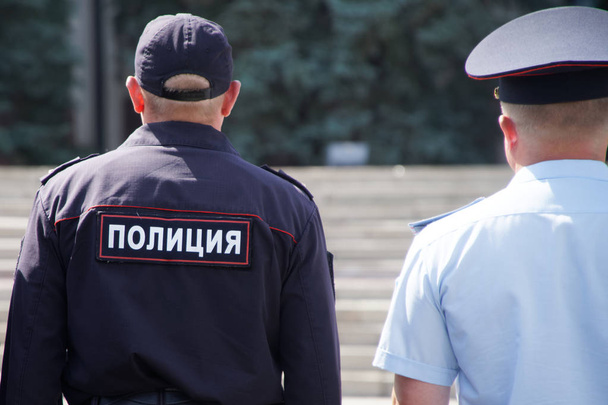 Dois policiais russos em uniformes diferentes em patrulha no reboque
 - Foto, Imagem