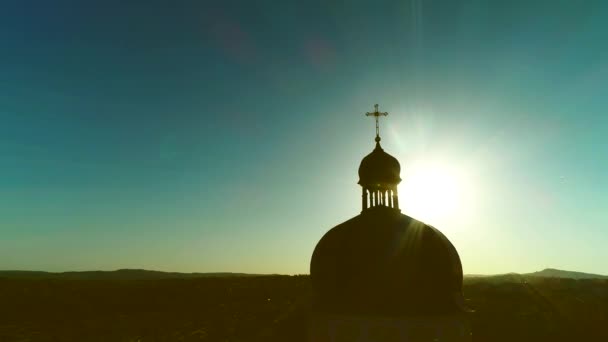 Közelből a kereszt a katolikus egyház naplementekor. 4k. - Felvétel, videó