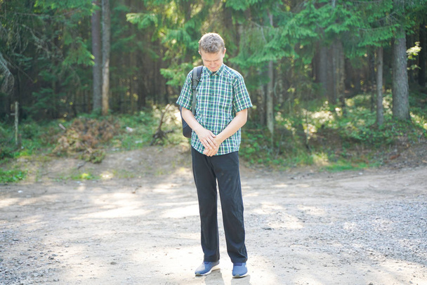 adolescent garçon perdu seul dans la campagne et effrayé dans la forêt
 - Photo, image
