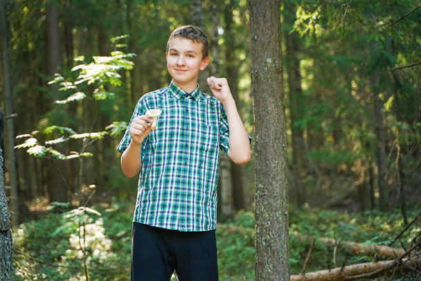 adolescente con seta en el bosque en el día de verano
 - Foto, imagen