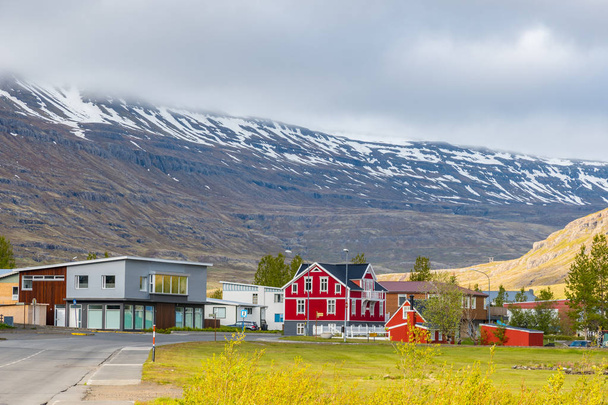 Edificios antiguos en la ciudad de Seydisfjordur en el este de Islandia
 - Foto, Imagen