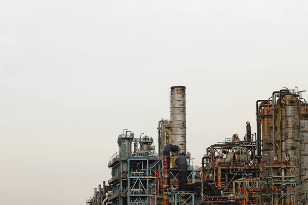 Struttura dell'impianto di raffinazione del petrolio nella zona industriale
 - Foto, immagini