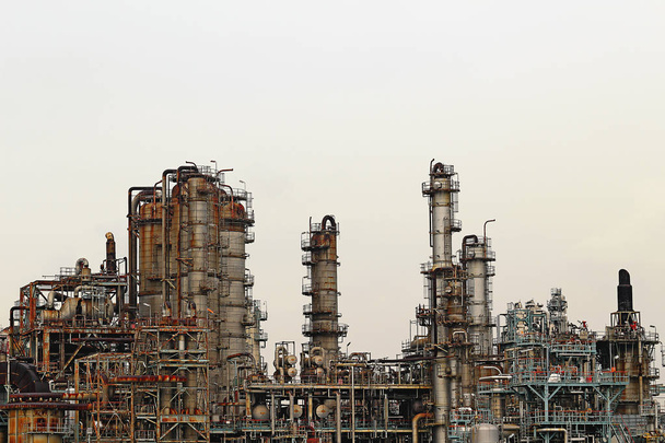 Estructura de la refinería de petróleo en la zona industrial
 - Foto, Imagen