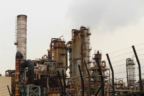 Structure de l'usine de raffinage de pétrole dans la zone industrielle
 - Photo, image