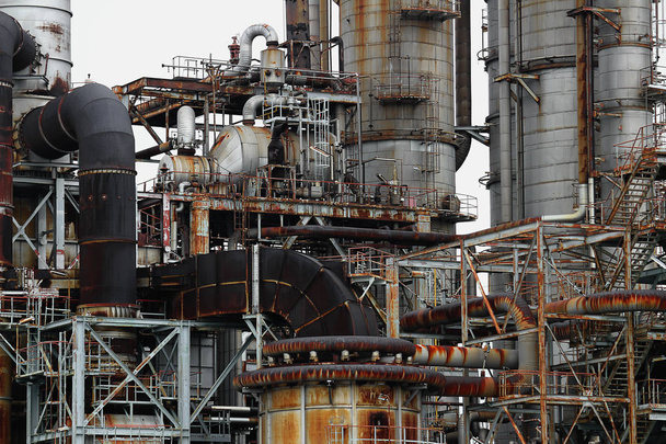 Δομή διυλιστηρίου πετρελαίου στη βιομηχανική περιοχή - Φωτογραφία, εικόνα