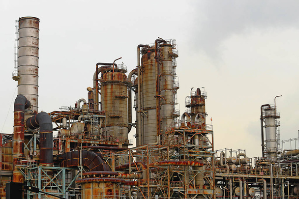 Struktura zakładu rafinerii ropy naftowej w strefie przemysłowej - Zdjęcie, obraz
