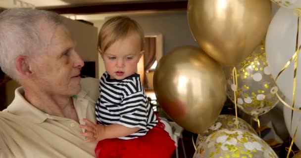 Dziadek z wnuczką na przyjęcie urodzinowe - Materiał filmowy, wideo