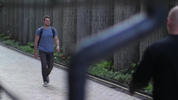 Bewaffnete Kriminelle stoppen jungen Mann in Seitenstraße - Filmmaterial, Video
