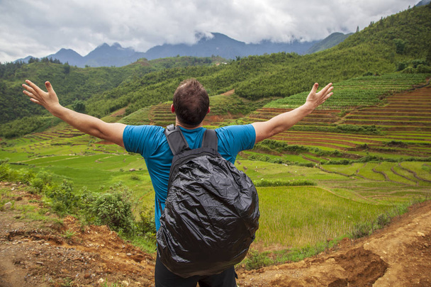 Concept de voyage - un homme avec un sac à dos regarde les rizières
  - Photo, image