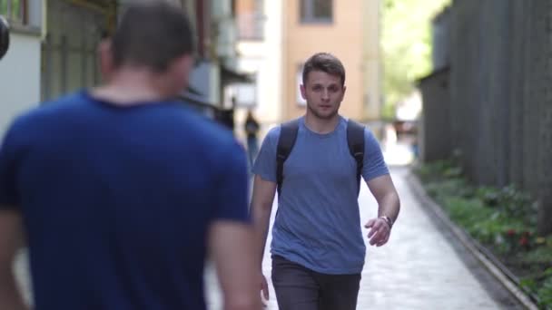 Yan sokakta silahlı suçlular ile mücadele erkek - Video, Çekim