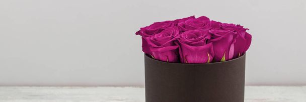 Flower box with red roses. - Φωτογραφία, εικόνα
