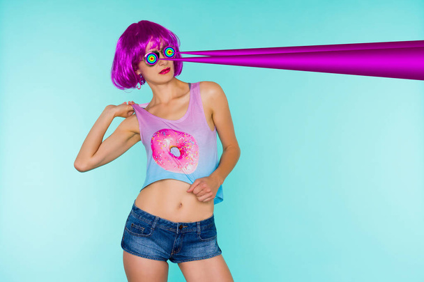 Retrato de mujer joven transgénero en peluca rosa y gafas de sol, sobre fondo azul
 - Foto, imagen
