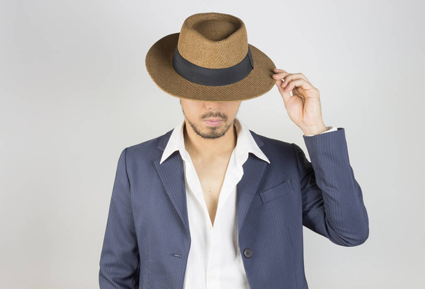 Portret man in marineblauw pak en wit overhemd en hoed Fashion o - Foto, afbeelding