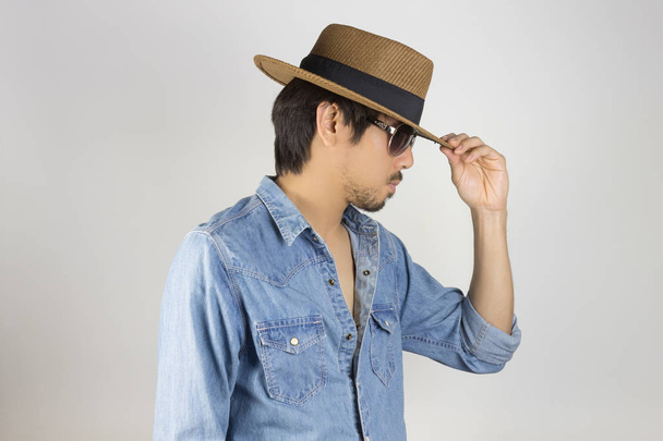 Πορτρέτο άνθρωπος σε τζιν πουκάμισο ή τζιν πουκάμισο και γυαλιά ή Eyewea - Φωτογραφία, εικόνα