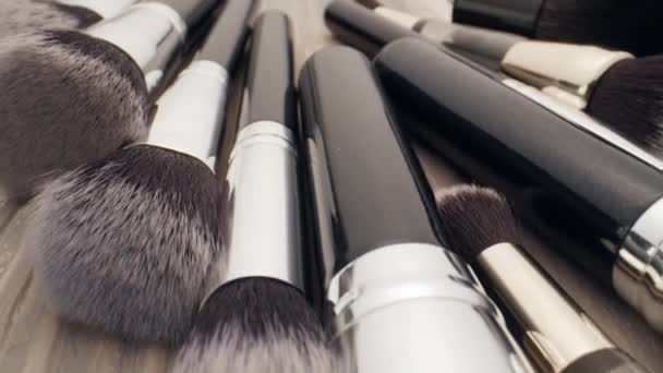 Cosmetica en Beauty concept. Make-up borstels op houten tafel - Video