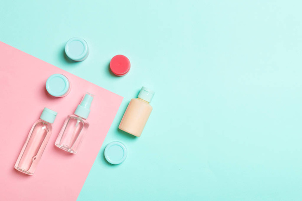 ピンクの背景に化粧品容器、スプレー、瓶やボトルのトップビュー。デザインのための空きスペースを持つクローズアップビュー - 写真・画像