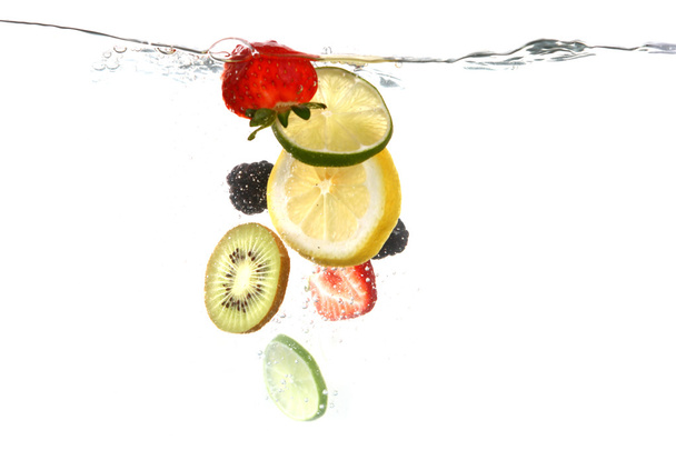 Frutas cayendo en agua salpicada
 - Foto, Imagen
