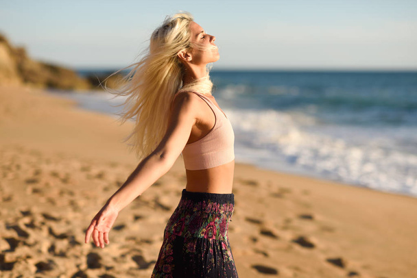 Güzel bir plajda gün batımı zevk kadın - Fotoğraf, Görsel
