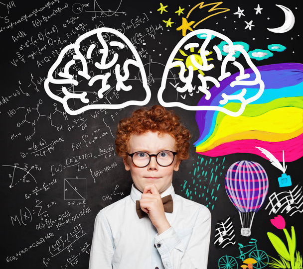 Мыслящий ребенок в белой рубашке и очках на фоне школьной доски
 - Фото, изображение