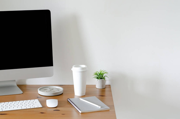 Moderne Personal computerscherm op houten tafel met een kopje koffie. - Foto, afbeelding