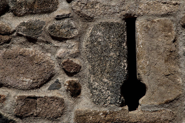 Pared del castillo de piedra con la flecha cortada de cerca
 - Foto, imagen