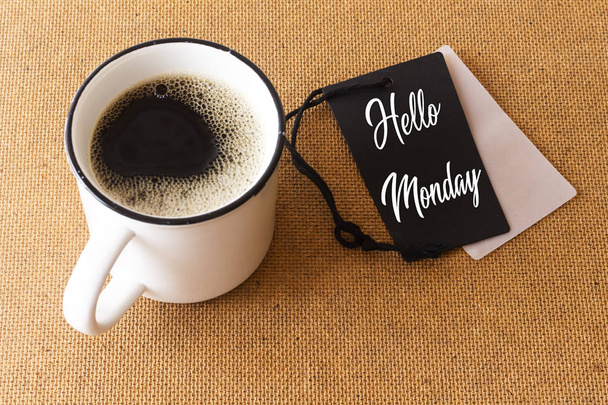 texto HELLO segunda-feira na etiqueta com xícara de café aromático
 - Foto, Imagem