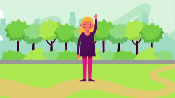 νεαρή γυναίκα που χαιρετάει στο πάρκο τοπίο - Πλάνα, βίντεο