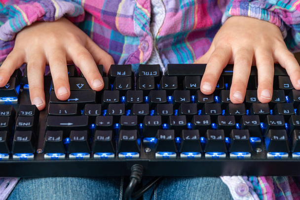 keyboard on child lap - Foto, Bild