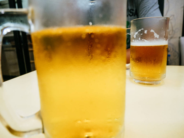 Lähikuva olutta viileä lasi pöydällä
. - Valokuva, kuva