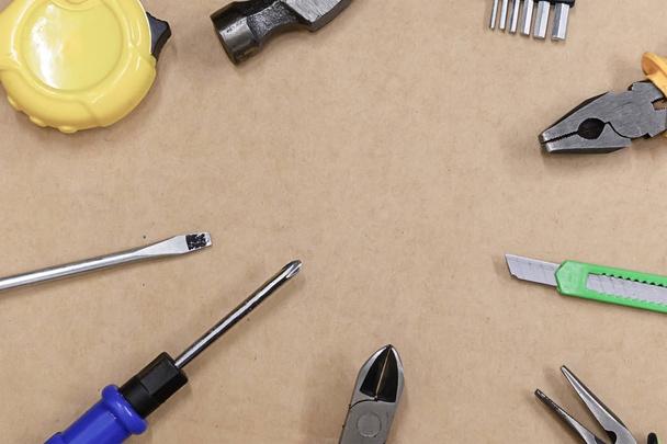 Juego de herramientas de construcción redondas destornillador alicates cuchillo base herramientas de mano
 - Foto, Imagen