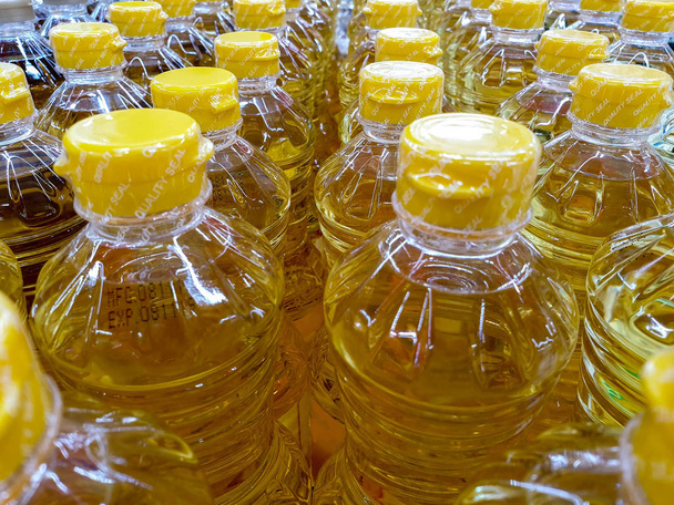 Botellas de aceite de cocina en estantes y se venden en el supermercado. - Foto, Imagen