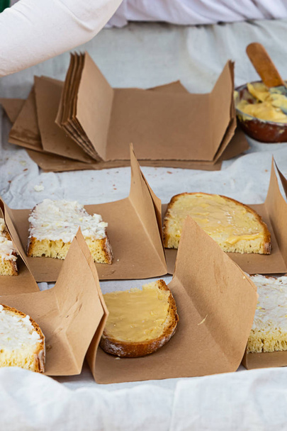 achtergrond culinair stukje brood wrongelkaas boter ontwerp lunch rustieke kartonnen platen - Foto, afbeelding