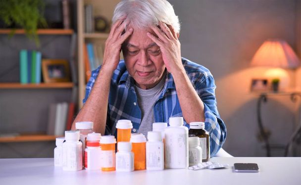 senior man does not want to take medicine  - Foto, afbeelding