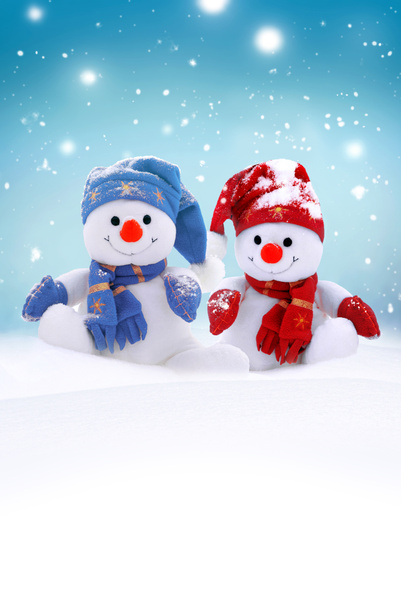 Twee kleine sneeuwpoppen het meisje en de jongen in caps en sjaals op sneeuw in de winter. Achtergrond met een grappige sneeuwpop. Kerstkaart. - Foto, afbeelding