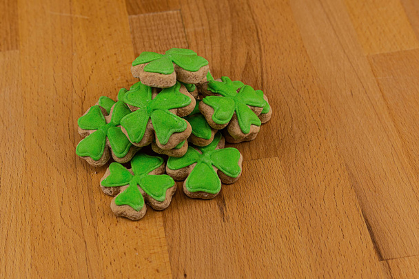 den svaté Patricka, hromada perníku mastného na dřevěném povrchu - Fotografie, Obrázek