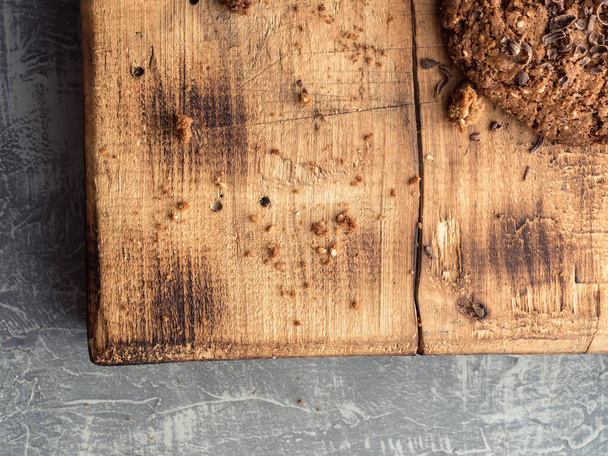 havermout koekjes met chocolade strooien op een houten plank - Foto, afbeelding
