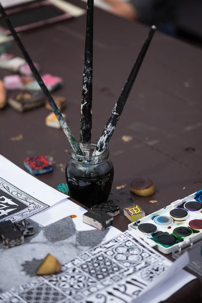 Pinceles y equipos de pintura en el escritorio
 - Foto, imagen