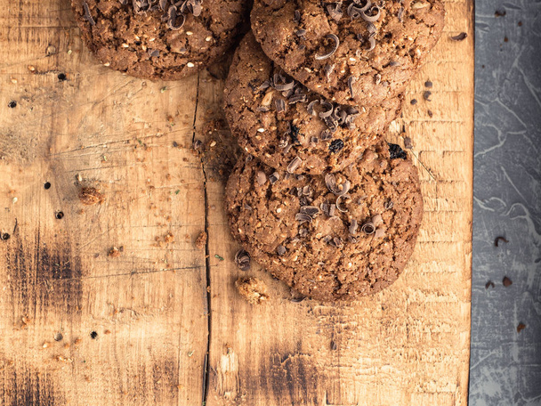 oatmeal cookies with chocolate sprinkle on a wooden board - Foto, afbeelding